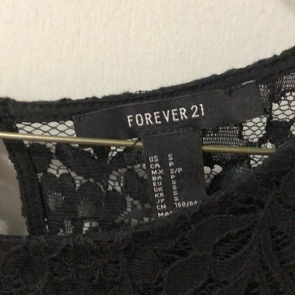FOREVER 21 - Lace top w/ key hole sheer lace back - Picture 2 of 4